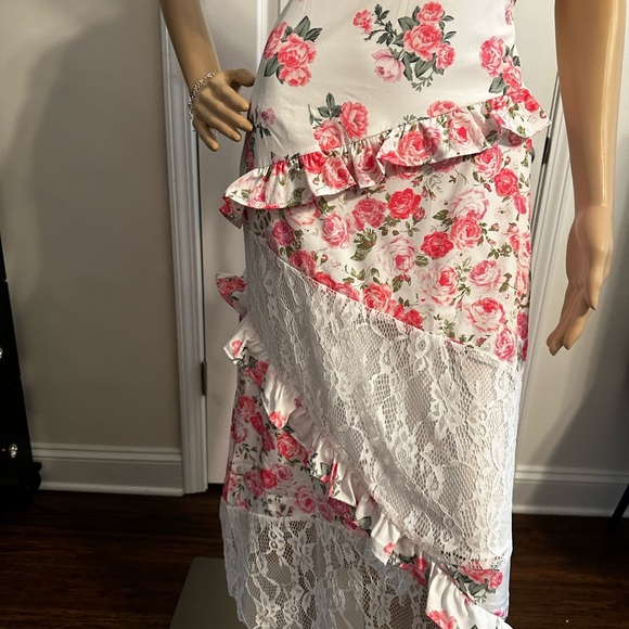 NIP-Floral and Lace Maxi V Neck Dress - Picture 10 of 11